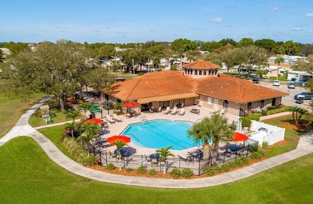 Age Restricted Golf Community 2 Bed/Office/Den, Backyard, Golf, Pool, Disney