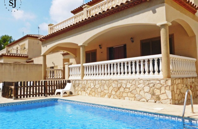 Agradable Villa con Piscina