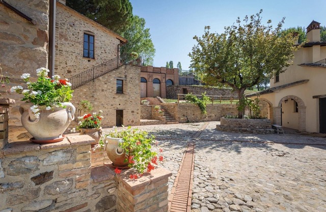 Agriturismo Borgo Pulciano in Montone
