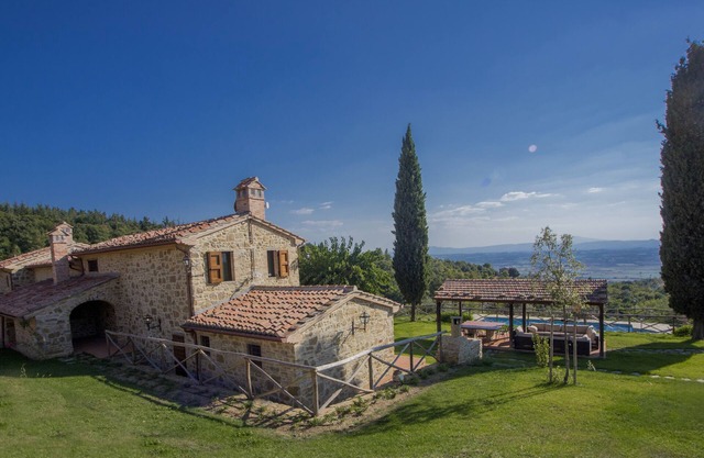 Agriturismo Henni swimmingpool sauna and Jacuzzi with panoramic view