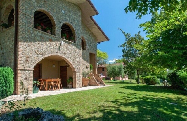 Agriturismo Il Poggio, two houses sharing a pool