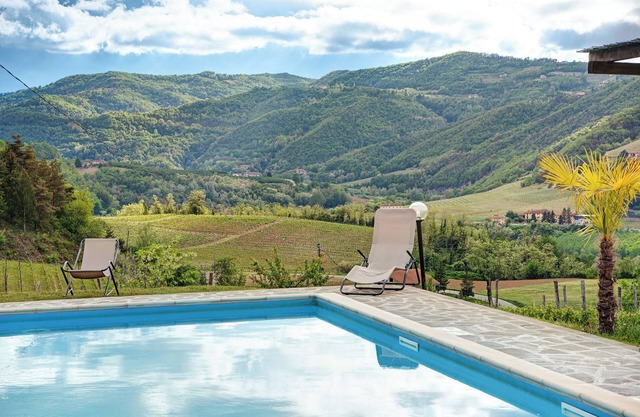 Agriturismo 'Monteoliveto Cottage Relax' with shared pool, private terrace and Wi-Fi