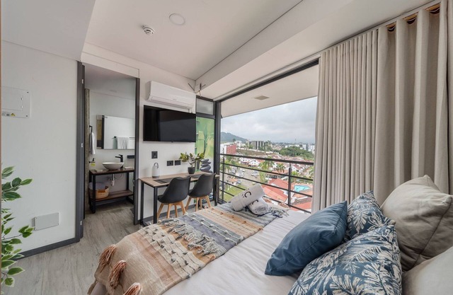 |Ahead| Serene Loft near airport with parking