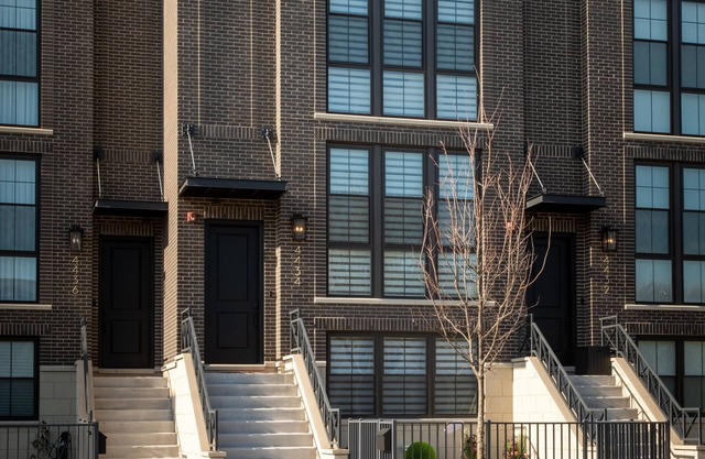 Ahh-mazing Home, rooftop deck, near lake front. Easy commute to Navy Pier/Loop.