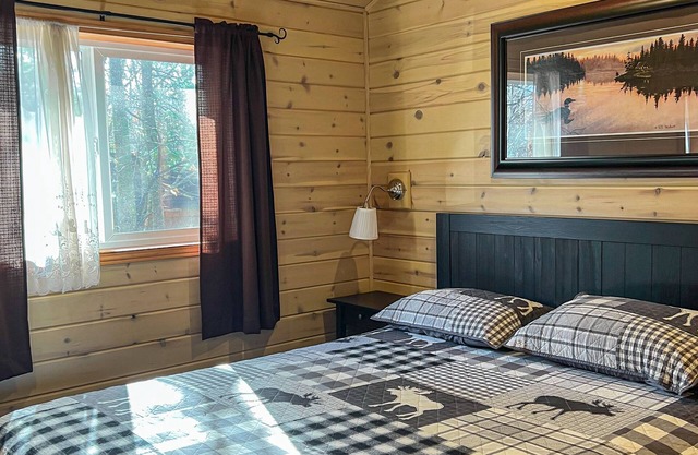 Ahmic Lake Resort's 3-Bedroom Cottage (Black Bear Cottage)