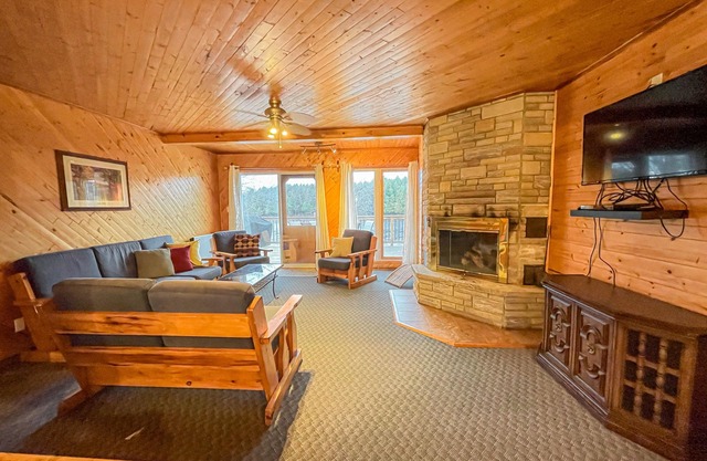 Ahmic Lake Resort's 3-Bedroom Cottage (Moose Cottage)