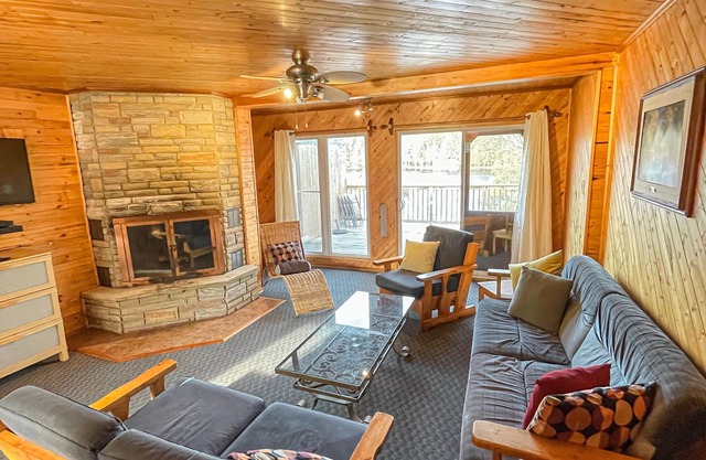 Ahmic Lake Resort's 2-Bedroom Cottage (Elk Cottage)