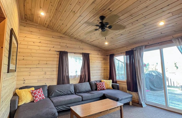 Ahmic Lake Resort's Black Bear Cottage