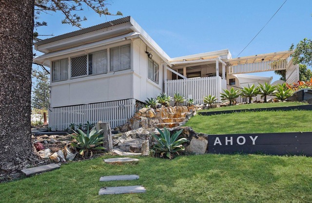 Ahoy Cottage | 3 Bedroom | 1 bathroom & outdoor shower | Fab views 7 great location!
