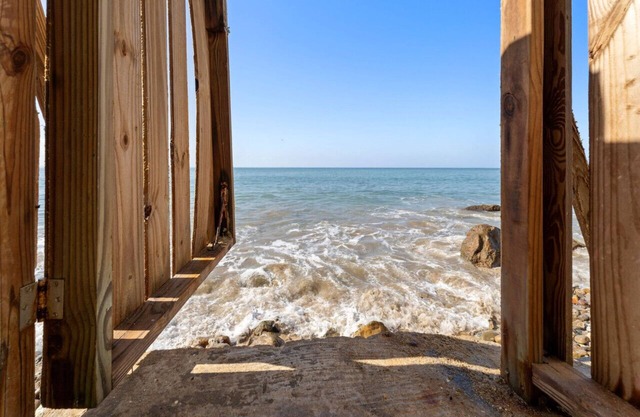 Aileen Beachfront Apartment