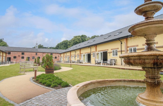 AINTREE COTTAGE, pet friendly, luxury holiday cottage in West Felton
