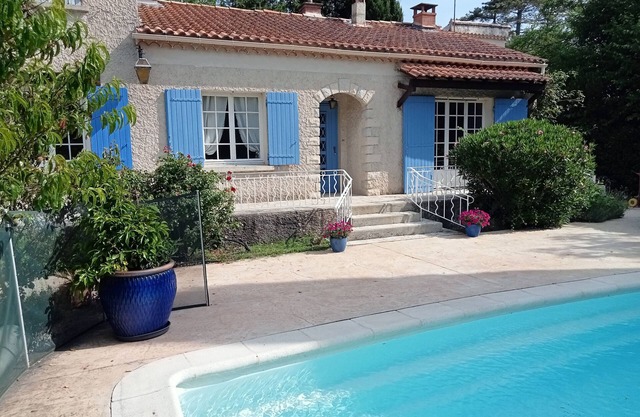 Air-conditioned house with saltwater pool in a green setting