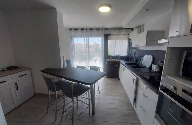 Air-Con Studio, Steps from the Beach, Pets Welcome!