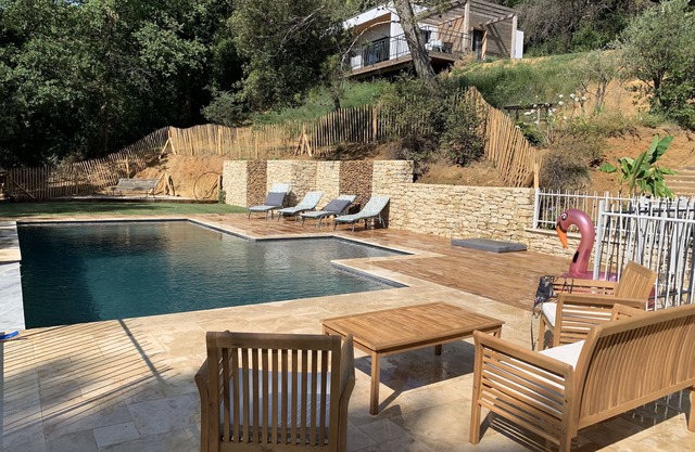 Air-conditioned wooden gîte on stilts with heated swimming pool, animals accepted