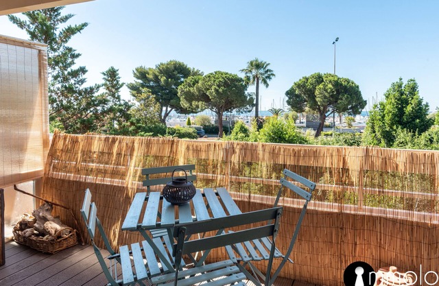 Air-conditioned apartment facing the port of Saint Laurent with 2 bedrooms