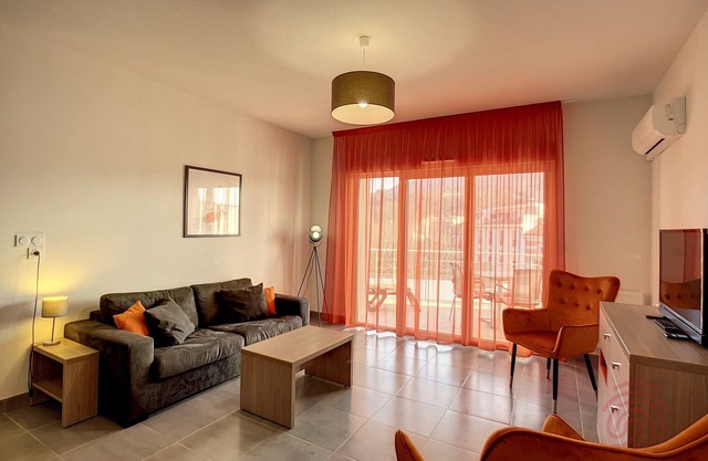 Air-conditioned F2 apartment with parking, Wi-Fi, pets allowed, near center and Spa