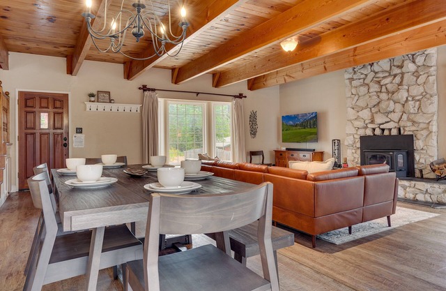 Air Conditioning, Outdoor Spa, 5 Mins to Heavenly/Casinos/Beaches: Little Bear Cabin