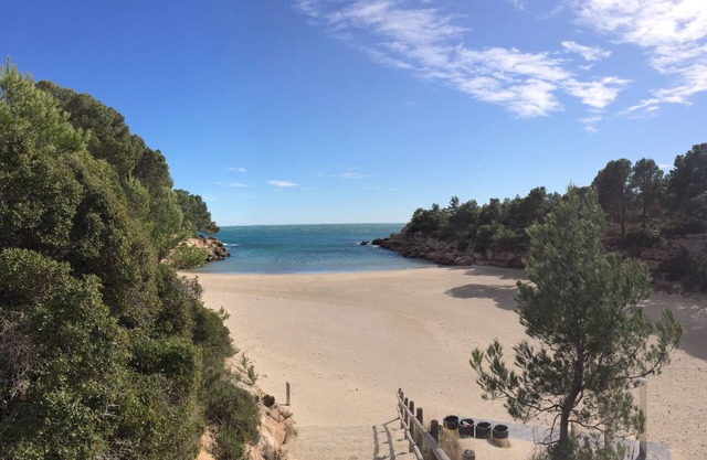 Air-conditioned villa 9/10 people in large fenced garden 150 m from the sea