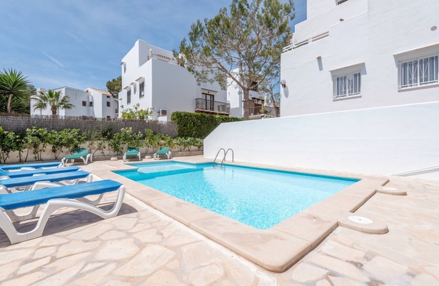 Air-Conditioned Apartment with Pool, Wi-Fi, Balcony and Close to the Beach