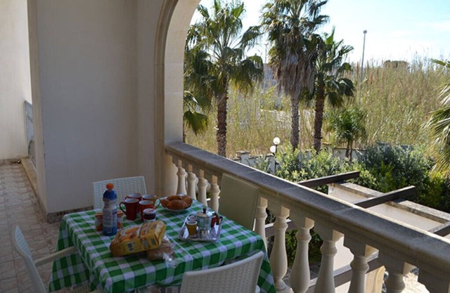 Air-conditioned Apartment Near The Beach With Spacious Balcony & Garden, Pets