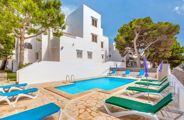 Air-Conditioned Apartment with Pool, Wi-Fi, Balcony and Close to the Beach