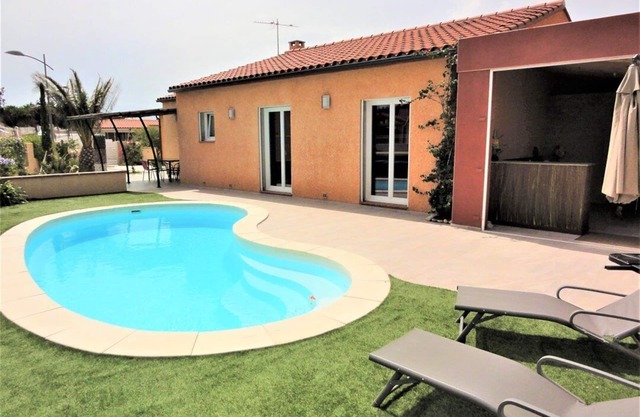 Air-conditioned city 8 people with private swimming pool in a quiet area with enclosed garden