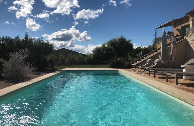 Air-conditioned country house with swimming pool and large garden facing the Alpilles mountains