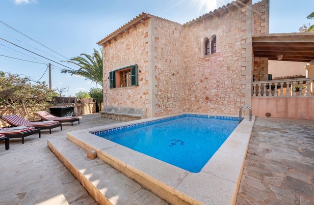 Air-Conditioned Holiday Home "Es Cantó" with Pool, Wi-Fi and Terrace