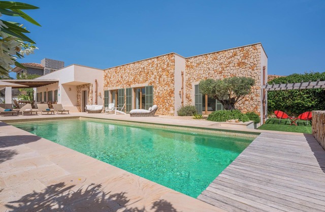 Air-Conditioned Home Close to Beach with Beautiful Design, Pool, Terrace, Garden & Wi-Fi