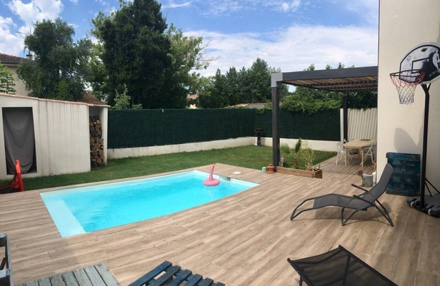 Air-conditioned family home with swimming pool
