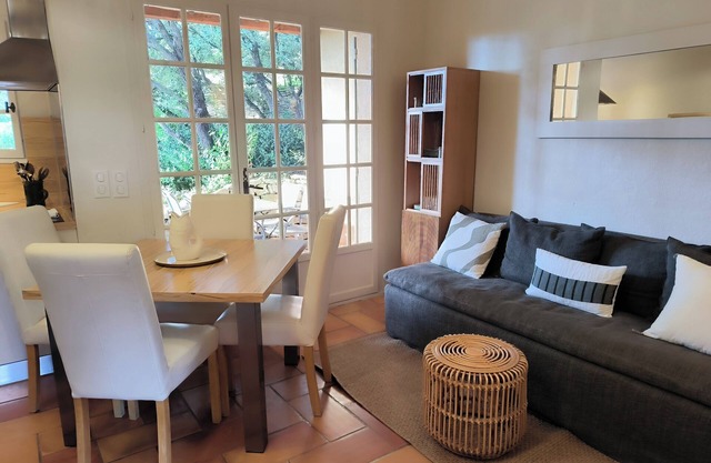 Air-conditioned Mazet Romarin - private terrace- shared swimming pool- Vallée des Baux