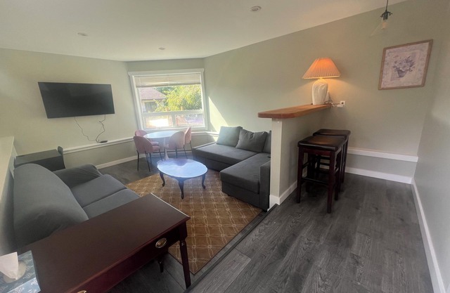 Air conditioned! Queen Suite Sleeps 1-4 guests with BBQ, Laundry, coffee, cream