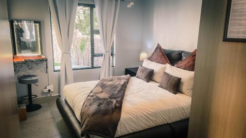 Air-Conditioned, Self-Catering Apartment with Heated Pool Near OR Tambo International Airport