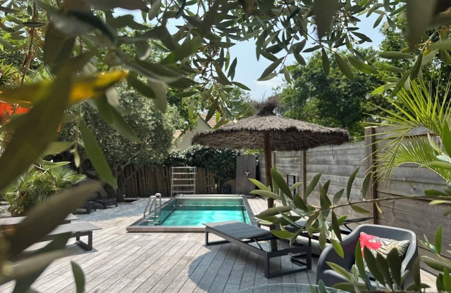 Air-conditioned villa on golf course, heated pool: 1km from lake, 5km from ocean