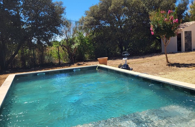 Air-conditioned villa with pool and fence