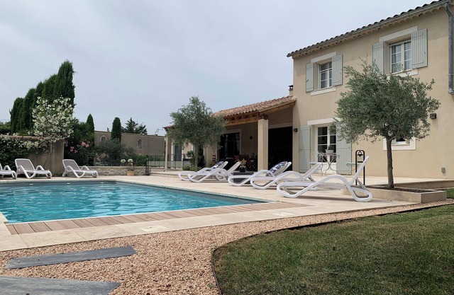 Air-conditioned villa , heated pool for 10 people, close from St Rémy de Pvce