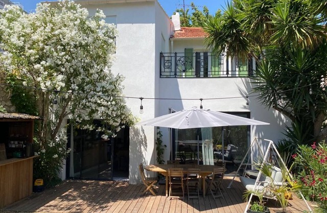 Air-conditioned villa with garden and heated swimming pool
