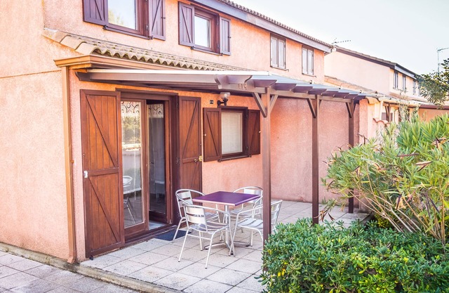 Air-conditioned villa in secure residence, swimming pools and entertainment, sea at 300m