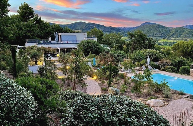 Air-conditioned villa near Vaison-la-Romaine, with heated pool.