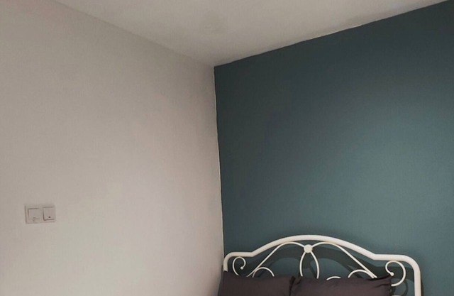 Air-conditioned with private bathroom. Basic room with bargaining price. Penang