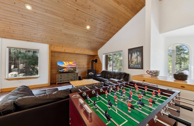 Air Conditioning, Hot Tub, Games+Pool Table, 10 Beds, Walk to Hiking, 3.5 Miles to Heavenly