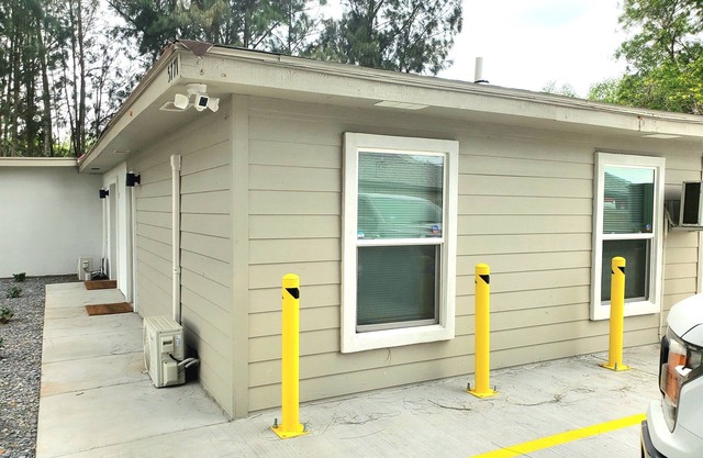 Airport Bunker #1 - Wonderfully Cozy 2BD/1BA