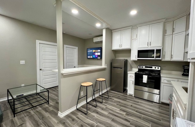 Airport Bunker #5 - Wonderfully Cozy 1BD/1BA