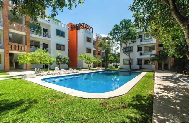 Airport condo w/KING BED pool, security, kids game park + bbq area with lounge!