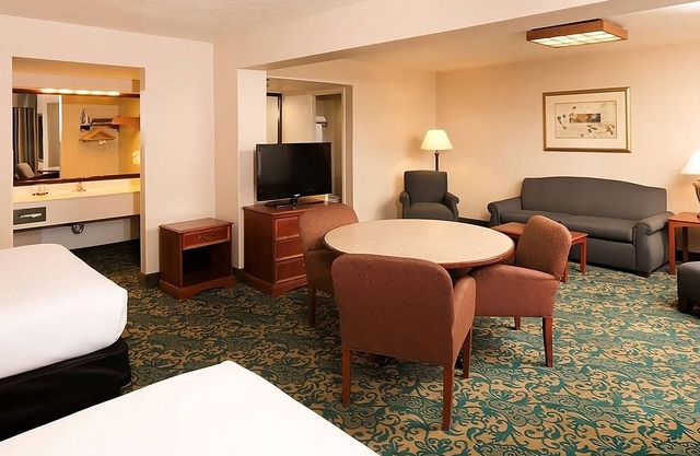 Airport Convenience! 2 Comfy Units, Breakfast, Pool
