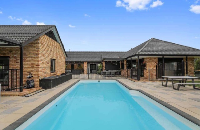 Airport Oasis | Salt Water Swimming Pool & Spa!