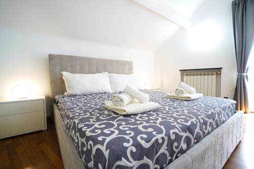 Airport & Sea, Large Music-Themed Apartment