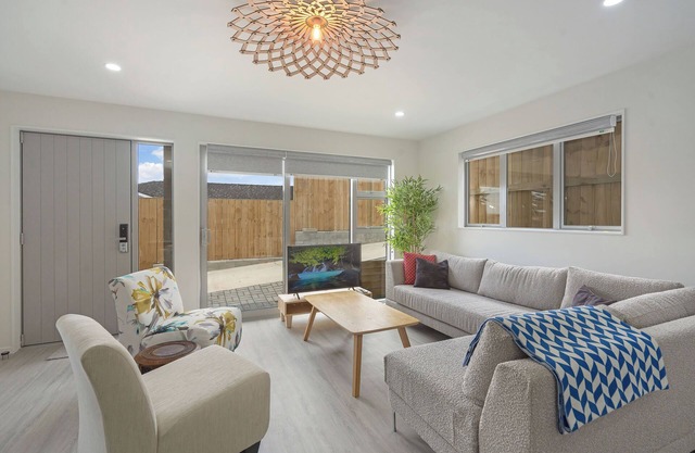 AIRPORT, SEAVIEWS, CENTRALLY LOCATED