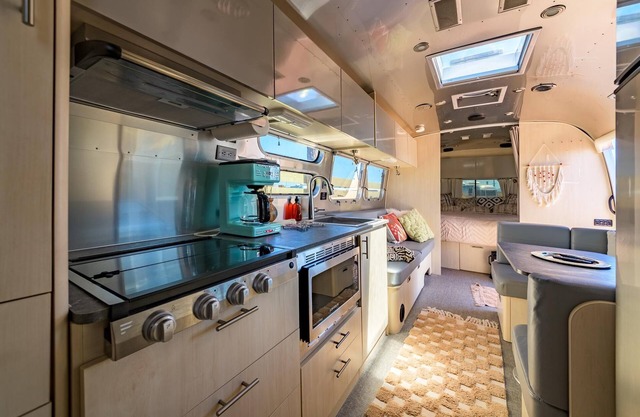 Airstream with Bunk & Private Hot Tub (Unit L) - 6 Person Airstream with Bunkbed