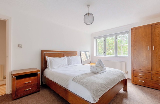 Airy 1-Bedroom Apartment near Canary Wharf